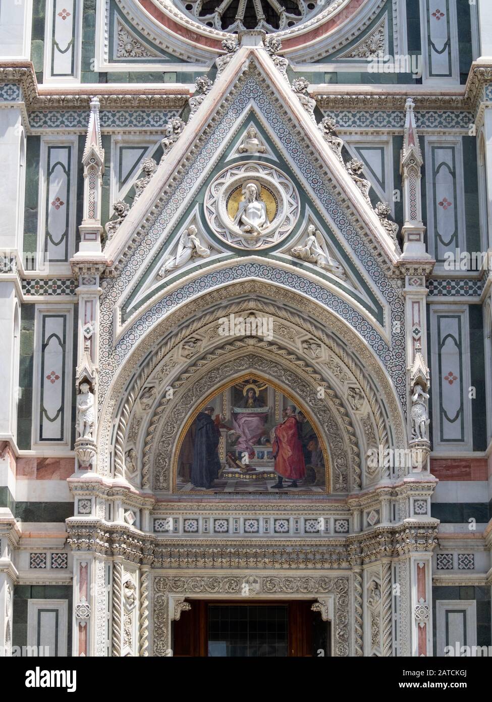 Florence Duomo gauche portail détail avec mosaïque de "la Charité parmi les fondateurs des fondations philanthropiques florentines" par Niccolo Barabino Banque D'Images
