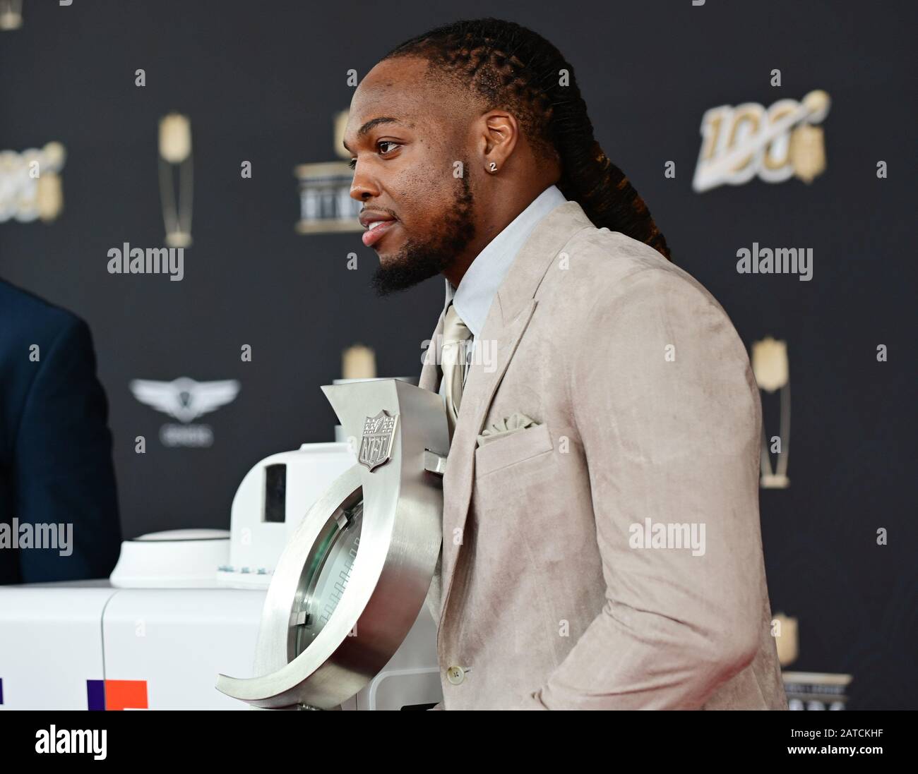 Miami, États-Unis. 01 février 2020. Tennessee Titans courant de retour Derrick Henry accepte le prix FedEx Air and Ground Player of the Year lors du programme Adrienne Arsht Centre for the NFL Honors lors de la semaine Super Bowl LIV à Miami le samedi 1er février 2020. Photo de David Tulis/UPI crédit: UPI/Alay Live News Banque D'Images