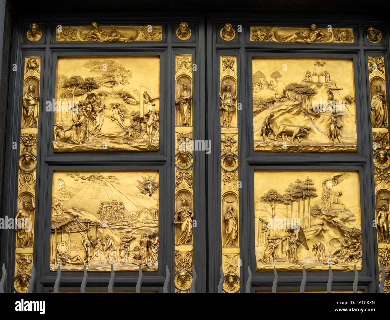 Adam et Eve, Caïn et Abel, Noah, Abraham panneaux dorés des portes du Paradis, par Lorenzo Ghiberti, portes du Baptistère de Florence Banque D'Images