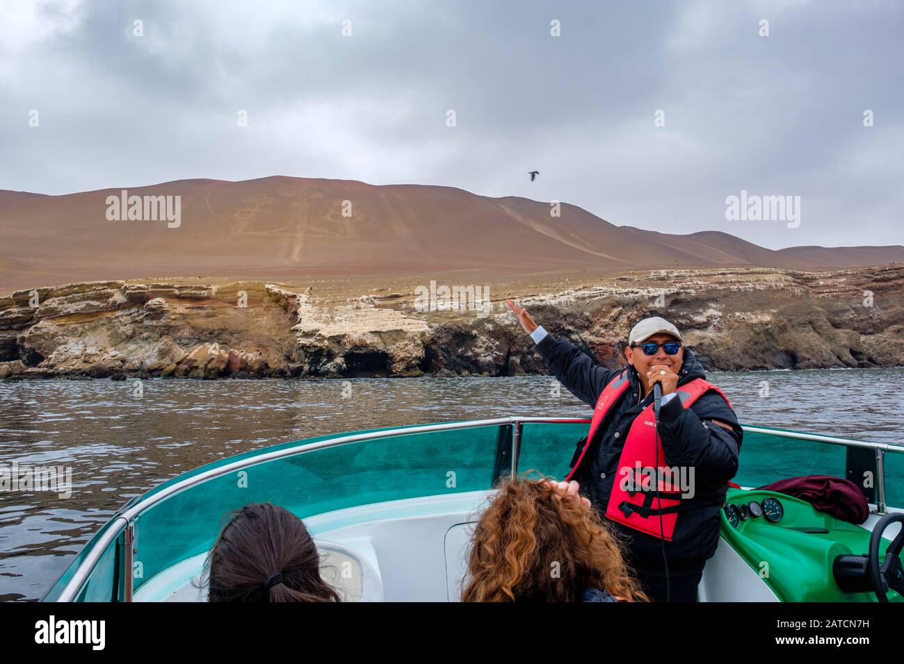 Visite guidée de la côte péruvienne touristes visitant Paracas Candelabra sur des bateaux de visite, la culture de Paracas, la réserve nationale de Paracas, département de l'ICA, Paracas, Pérou Banque D'Images