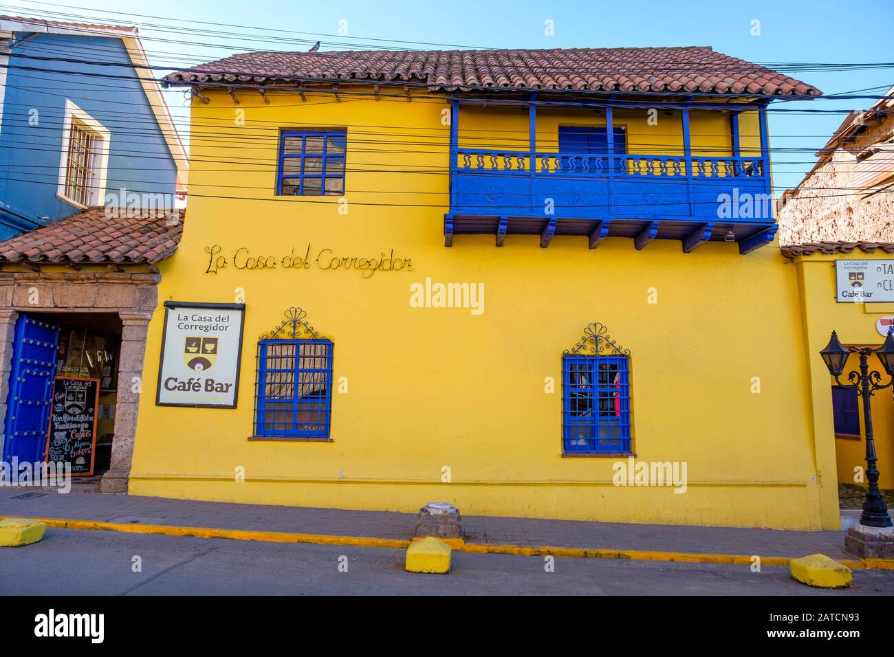 Restaurant, façade jaune colorée du café Bar la Casa del Corregidor, Puno, Pérou Banque D'Images