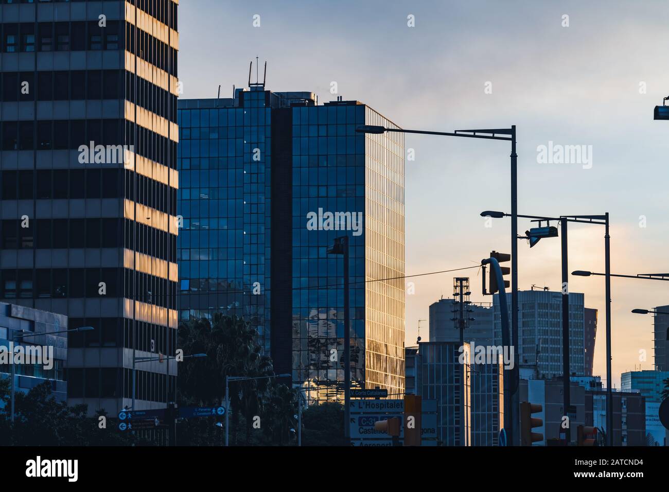 Les lumières de l'après-midi se reflètent sur la façade en verre de différents immeubles de bureaux Banque D'Images