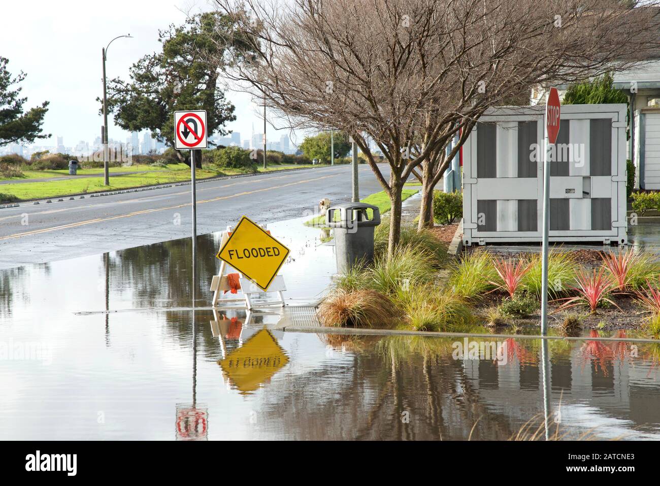 Intersection submergée, inondée après les récentes pluies. Des panneaux d'avertissement indiquant que les conducteurs doivent être préparés pour éviter d'endommager le véhicule par l'eau en raison d'une inondation, ne pas effectuer de reprise après sinistre Banque D'Images