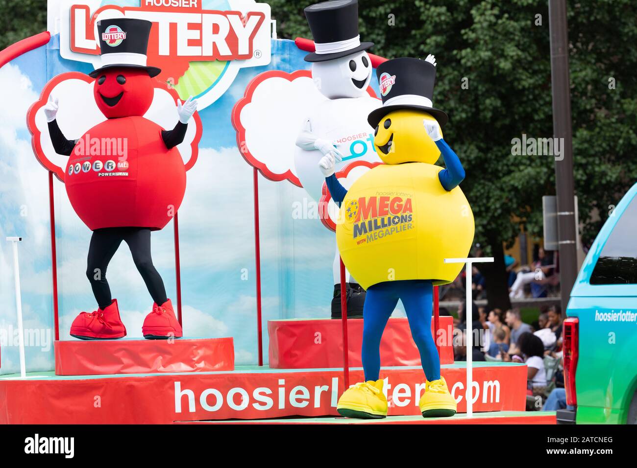 Indianapolis, Indiana, États-Unis - 28 septembre 2019 : la parade de la ville du Cercle, les mascottes de Loterie Hoosier dansant sur un flotteur pendant le défilé Banque D'Images