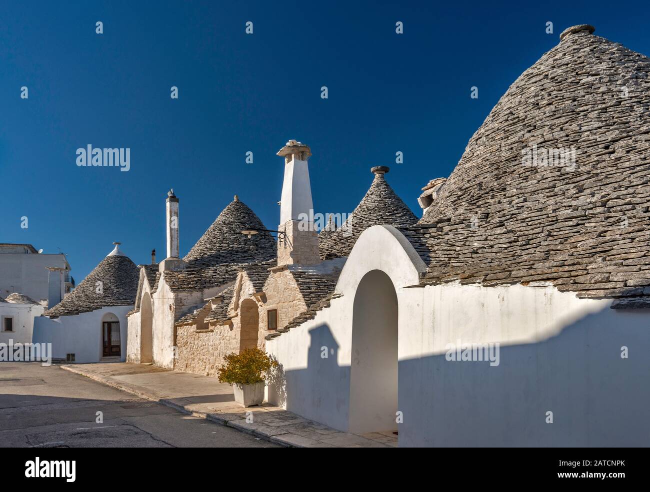 Maisons trulli coniques dans le rione Aia Piccola district de Alberobello, Pouilles, Italie Banque D'Images