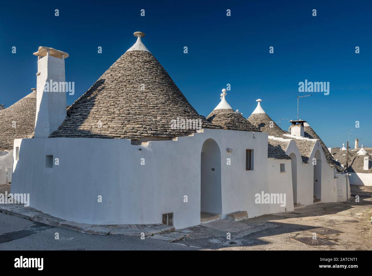 Maisons trulli coniques dans le rione Aia Piccola district de Alberobello, Pouilles, Italie Banque D'Images