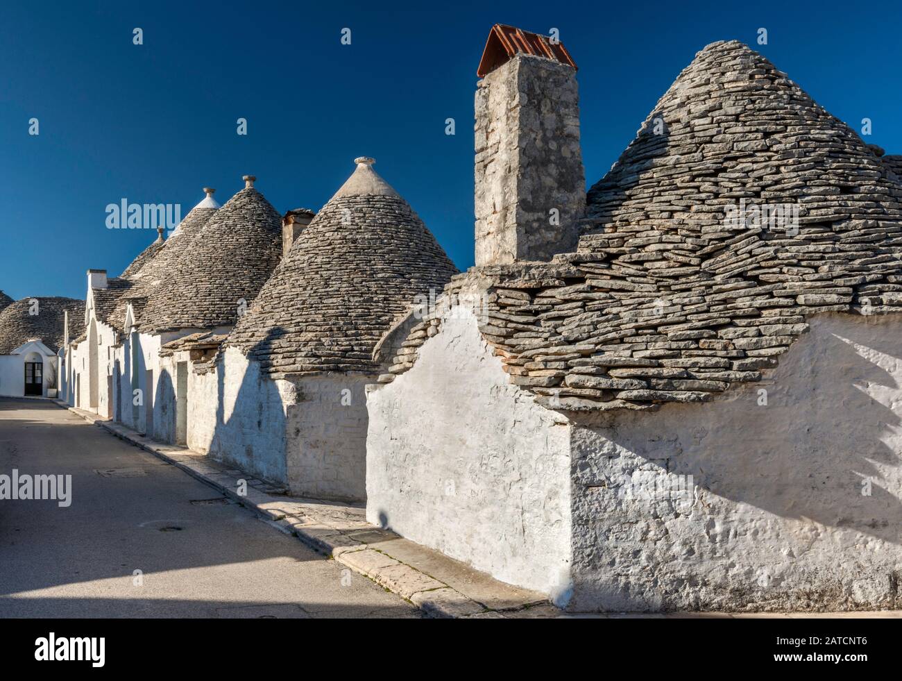 Maisons trulli coniques dans le rione Aia Piccola district de Alberobello, Pouilles, Italie Banque D'Images