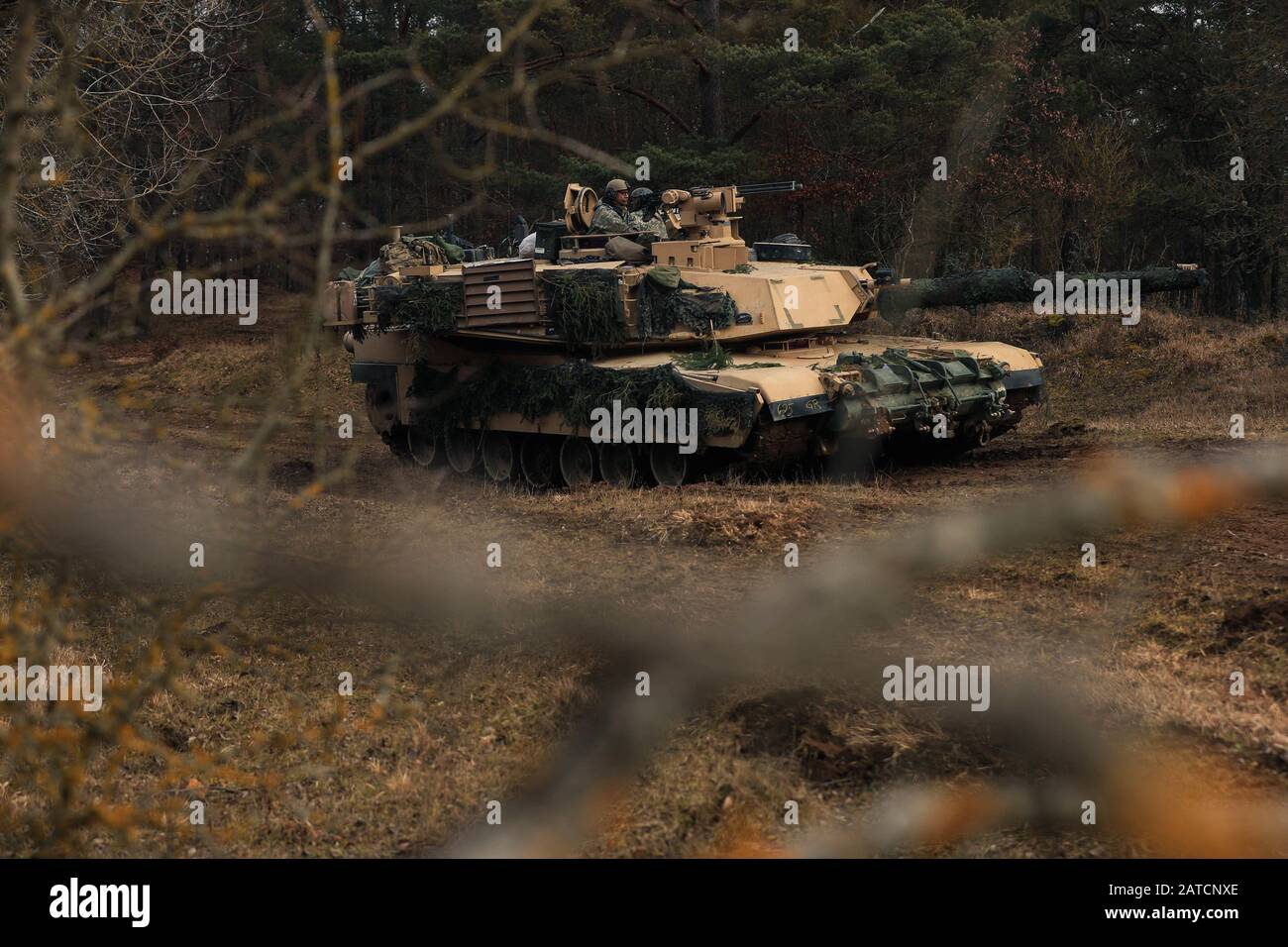 Un réservoir d'Abrams de la 8ème Bataillon d'ingénieur de brigade de la 1ère Division Cavalry des États-Unis recherche des forces opposées lors De La Résolution Xiii Combinée dans la zone d'entraînement de Hohenfels à Hohenfels, en Allemagne, le 26 janvier 2020. Combined Resolve XIII est un exercice d'opération multinationale unifiée dirigée par le Département de l'Armée de terre du quartier général de l'armée avec la Brigade de la Force des pays alignés Au Niveau Régional des États-Unis à l'appui des objectifs du Commandement européen (COMUE). Le but de l'exercice est de préparer la 2ème équipe de combat de Brigade blindée, la 1ère Division Cavalry avec 16 autres nations alliées et partenaires pour lutter et gagner dans L'Eur Banque D'Images