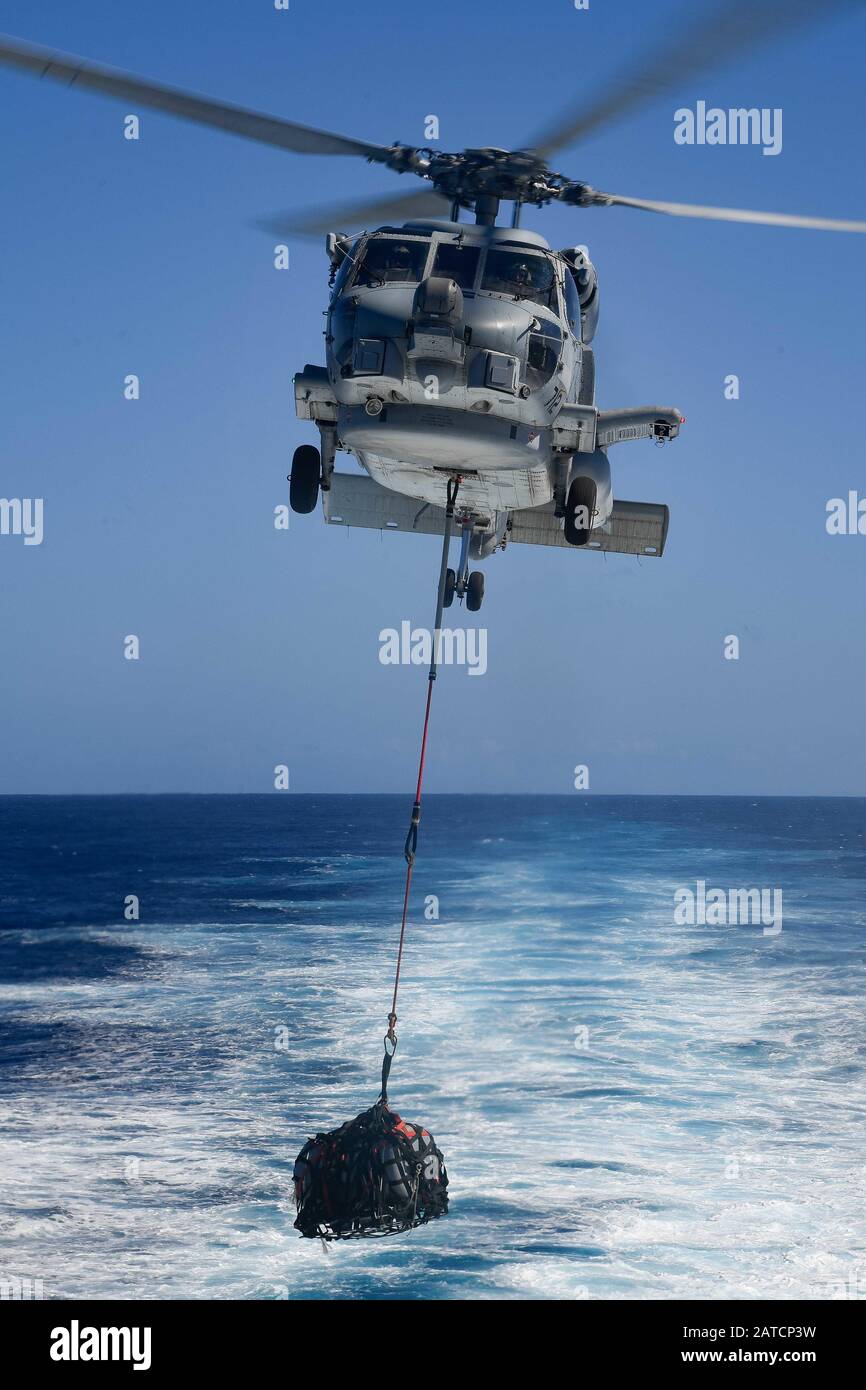 OCÉAN Pacifique (janv 27, 2020) Un Faucon de la mer MH-60 R, affecté au « Wolf Pack » de l'Escadron de frappe maritime d'hélicoptère (HSM) 75, délègue le fret du pont de vol du destroyer de missiles guidés de la classe Arleigh Burke USS Pinckney (DDG 91) le 27 janvier 2020. Pinckney, qui fait partie du Theodore Roosevelt Carrier Strike Group, est sur le point de déployer l'Indo-Pacific. (ÉTATS-UNIS Photo marine par Mass Communication Specialist 3ème classe Erick A. Parsons) Banque D'Images