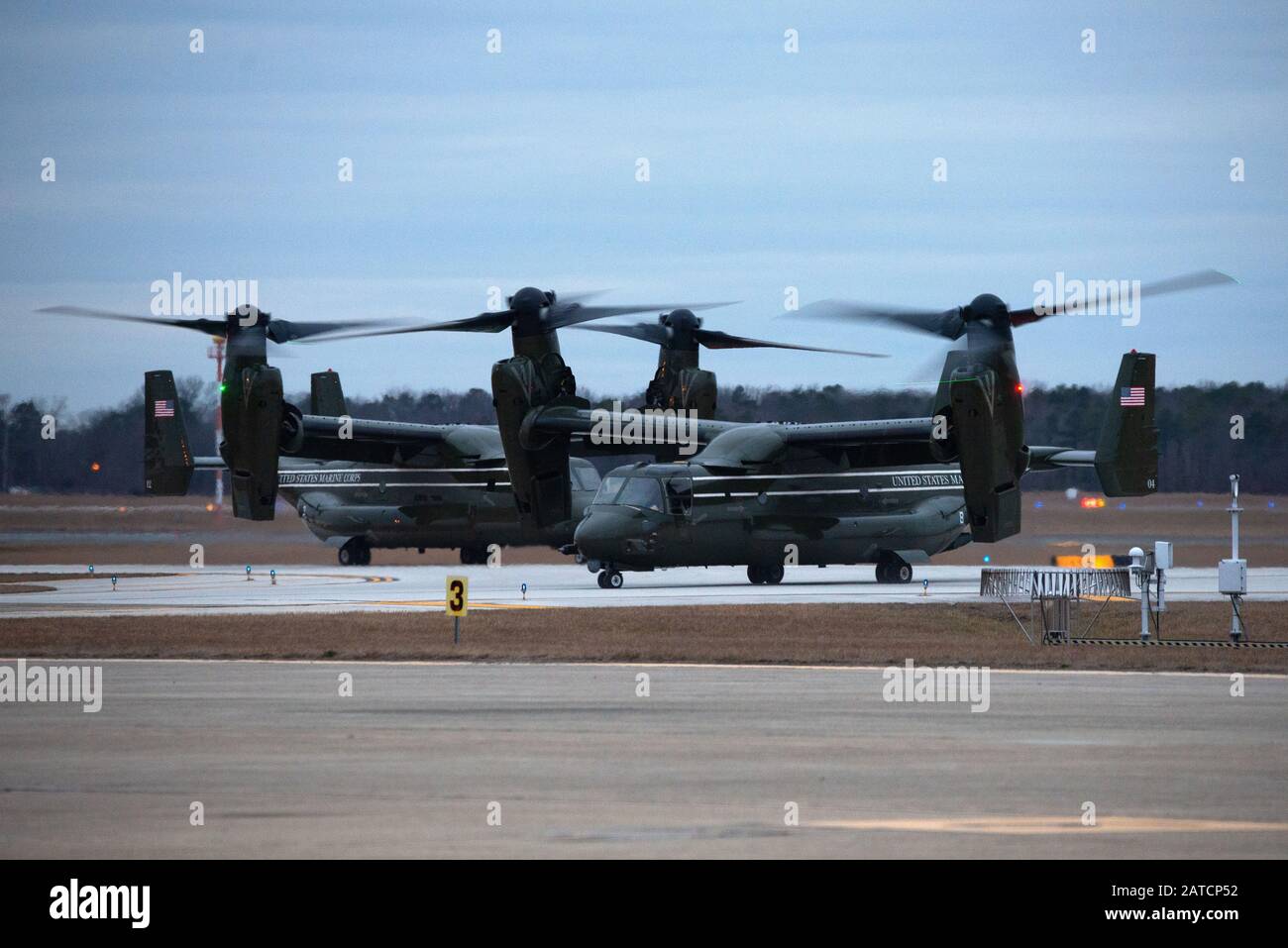 Deux taxis Ospreys du corps maritime des États-Unis MV-22 sur la rampe du centre technique William J. Hughes de la FAA le 28 janvier 2020, à l'aéroport international de la ville de l'Atlantique, dans le canton d'Egg Harbor, N.J. L'Osprey est un avion multimoteur, à levage moyen, à décollage vertical et à rotor inclinable d'atterrissage conçu pour les missions de combat et d'opérations spéciales dans le monde entier. (ÉTATS-UNIS Photo De La Garde Nationale Aérienne Par Amn Hunter Hires) Banque D'Images