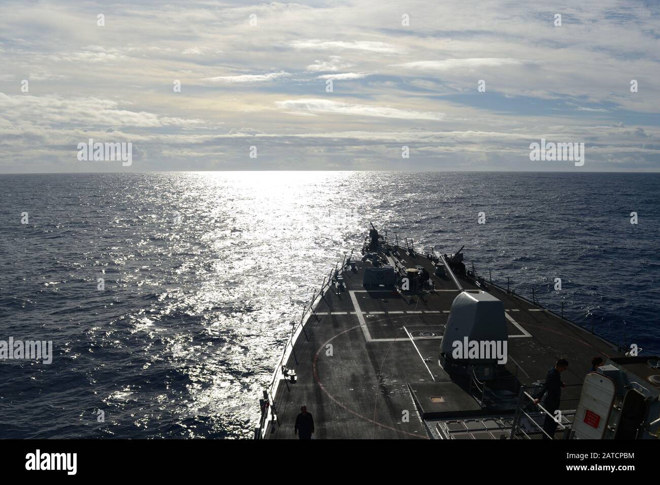 OCÉAN Pacifique (janv 29. 2020) Le destroyer USS Russell (DDG 59) de la classe Arleigh Burke transite l'océan Pacifique le 29 janvier 2020. Russell, qui fait partie du Theodore Roosevelt Carrier Strike Group, est sur le point de déployer l'Indo-Pacific. (ÉTATS-UNIS Photo marine par Spécialiste Communication de masse 3ème classe Sean Lynch) Banque D'Images