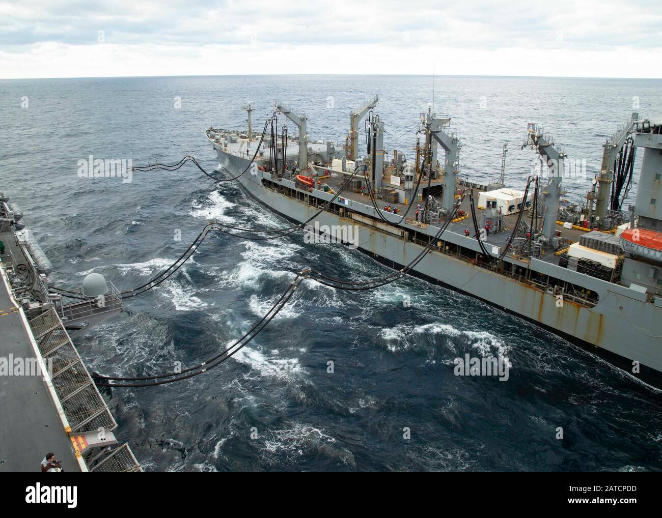 OCÉAN Atlantique (janv 29, 2020) USS Gerald R. Ford (CVN 78) tire aux côtés de USNS Laramie (T-AO 203) pendant une évolution de réapprovisionnement en mer. Ford a réalisé la première évolution du ravitaillement en mer du navire en plus de 24 mois. (ÉTATS-UNIS Photo Marine Par Mass Communication Specialist Seaman Zack Guth) Banque D'Images