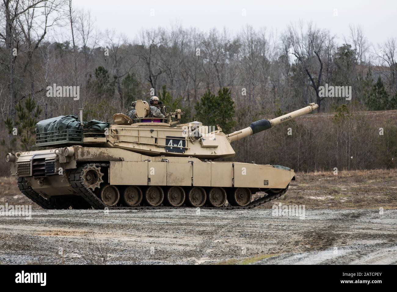 Un réservoir d'Abrams de l'armée américaine, avec le 2ème Escadron du 16ème Régiment de Calvary, effectue des manœuvres d'entraînement pendant le cours de leaders de base de l'Armure à Ft. Benning, Géorgie, le 29 janvier 2020. Le cours des leaders de base des armures, dirigé par le 2ème Escadron du 16ème Régiment de Calvary, forme et développe des chefs de peloton de char qui sont des chefs de personnage compétents capables de diriger, de combattre et de gagner dans l'environnement multidomaine tout en augmentant la préparation des soldats et de renforcer les liens familiaux et communautaires. (ÉTATS-UNIS Réserve De L'Armée Photo Par Sgt. Joshua Wooten) Banque D'Images