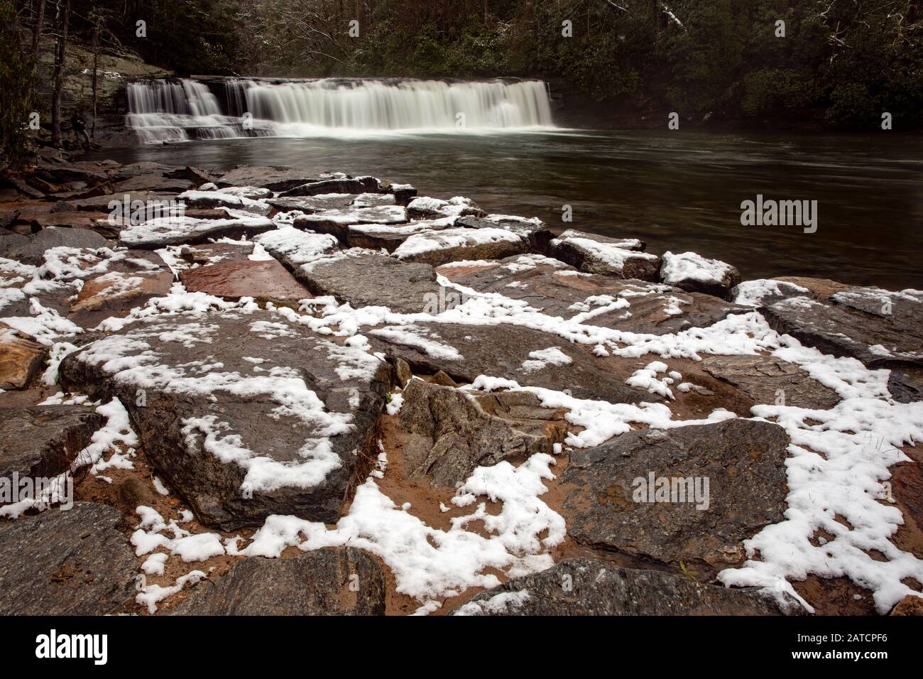 Neige sur les rochers à Hooker Falls sur La Little River - Dupont State Recreational Forest, près de Brevard, Caroline du Nord, États-Unis Banque D'Images