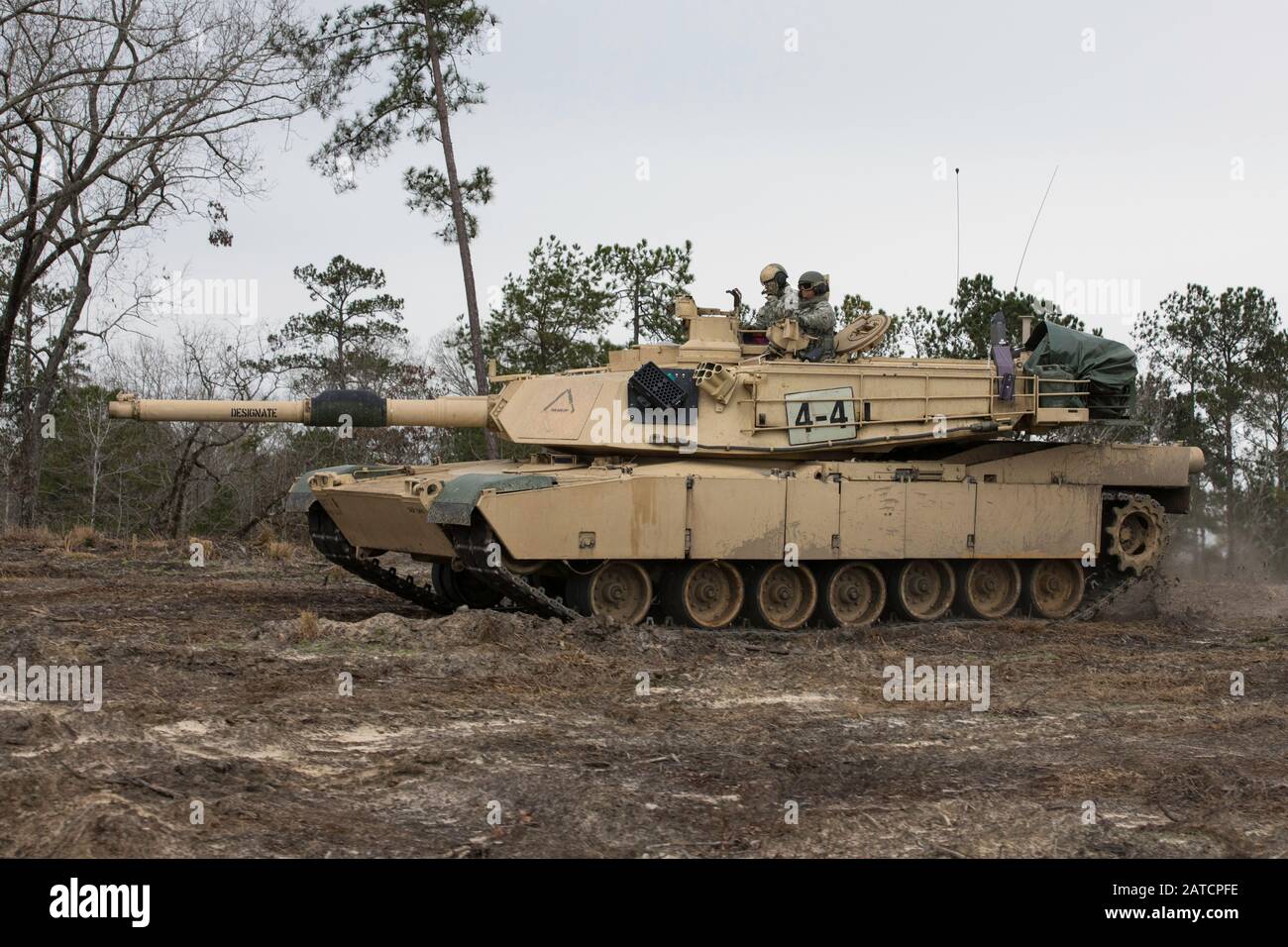 Un réservoir d'Abrams de l'armée américaine, avec le 2ème Escadron du 16ème Régiment de Calvary, effectue des manœuvres d'entraînement pendant le cours de leaders de base de l'Armure à Ft. Benning, Géorgie, le 29 janvier 2020. Le cours des leaders de base des armures, dirigé par le 2ème Escadron du 16ème Régiment de Calvary, forme et développe des chefs de peloton de char qui sont des chefs de personnage compétents capables de diriger, de combattre et de gagner dans l'environnement multidomaine tout en augmentant la préparation des soldats et de renforcer les liens familiaux et communautaires. (ÉTATS-UNIS Réserve De L'Armée Photo Par Sgt. Joshua Wooten) Banque D'Images