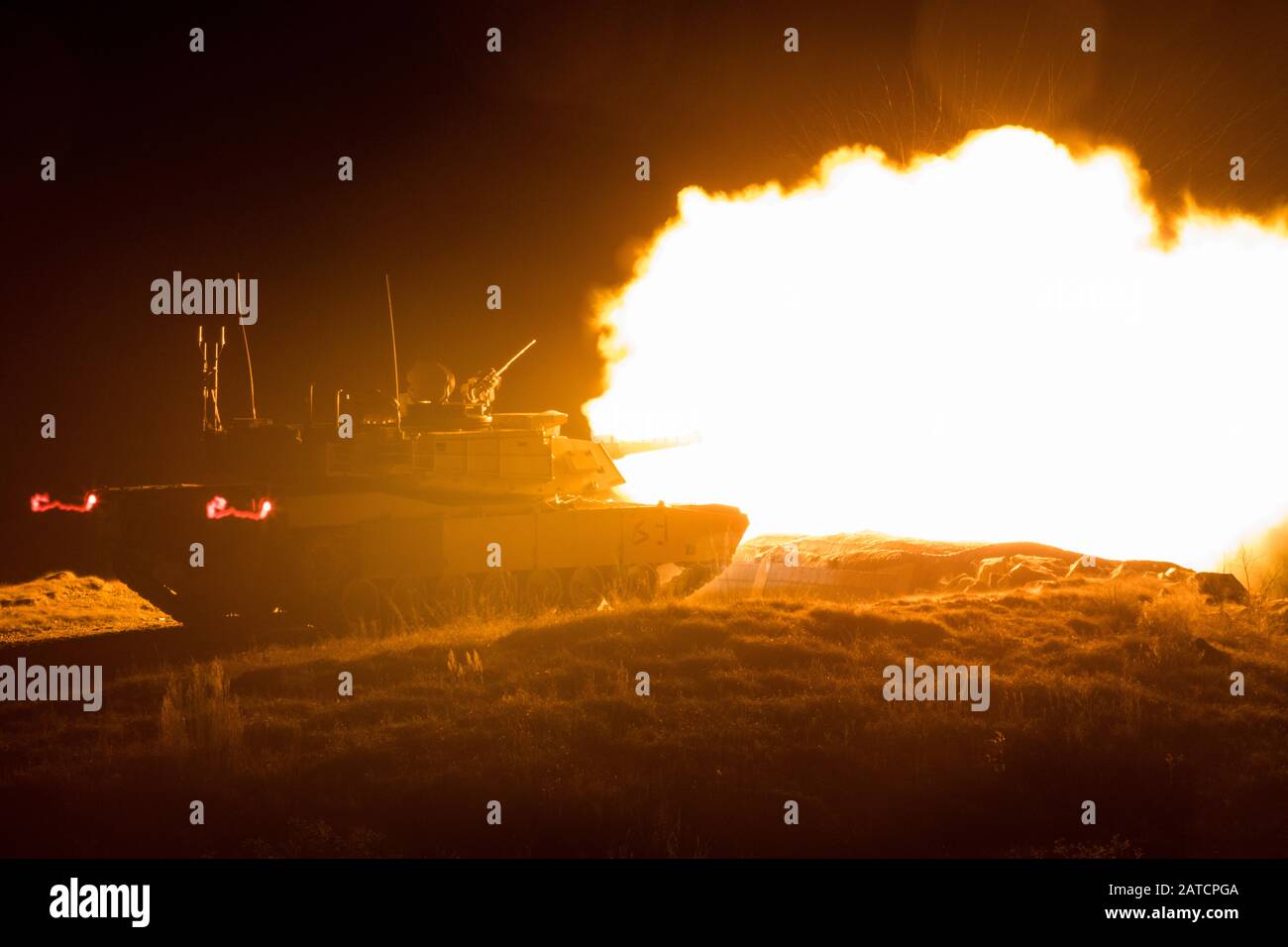 Un réservoir d'Abrams de l'armée américaine de 1 m 2, avec le 2ème Escadron du 16ème Régiment de calvaire, organise une formation à l'aire de répartition pendant le cours des leaders de base des armures à Ft. Benning, Géorgie, le 30 janvier 2020. Le cours des leaders de base des armures, dirigé par le 2ème Escadron du 16ème Régiment de Calvary, forme et développe des chefs de peloton de char qui sont des chefs de personnage compétents capables de diriger, de combattre et de gagner dans l'environnement multidomaine tout en augmentant la préparation des soldats et de renforcer les liens familiaux et communautaires. (ÉTATS-UNIS Réserve De L'Armée Photo Par Sgt. Joshua Wooten) Banque D'Images