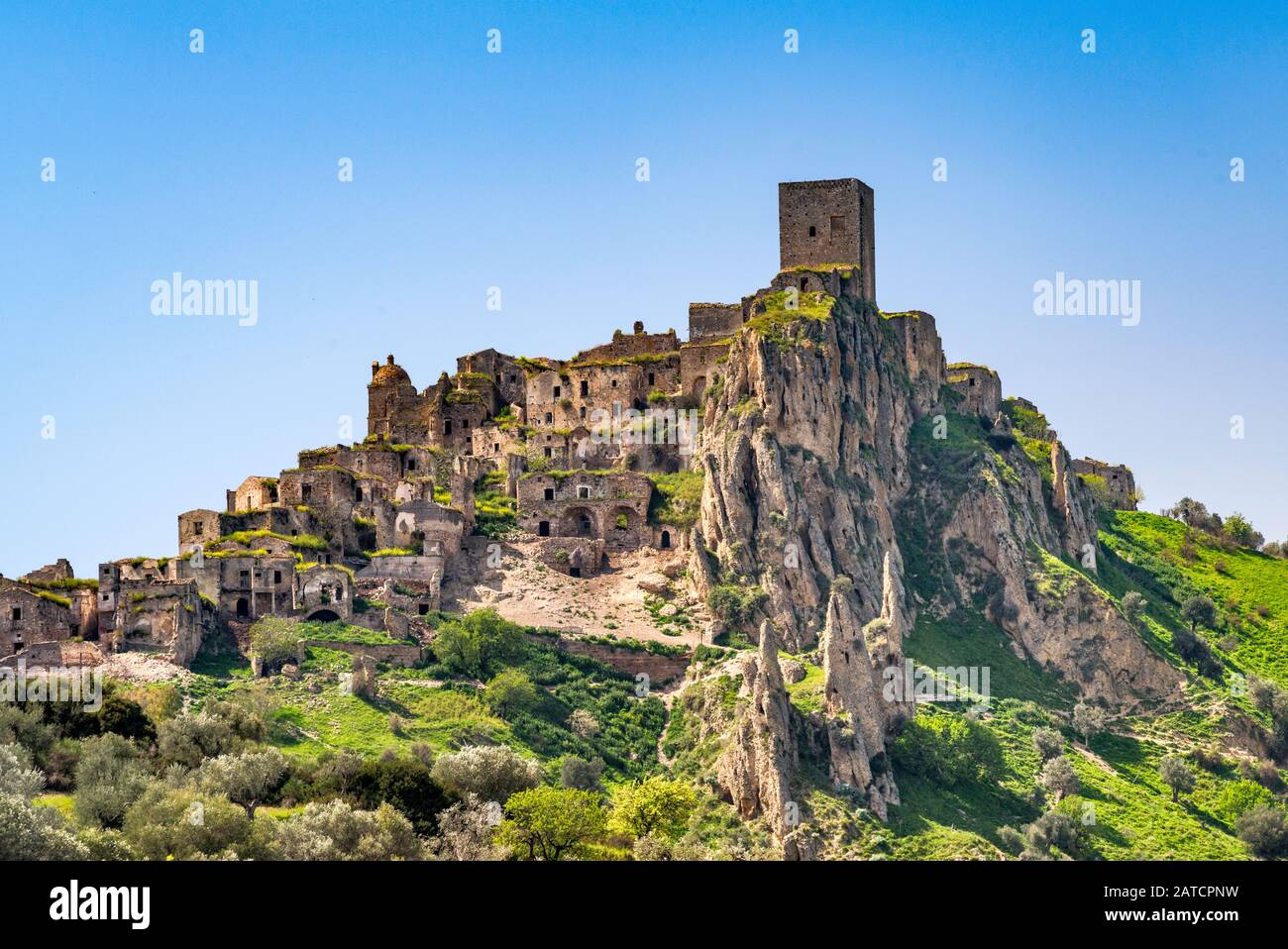 Château médiéval dans la ville fantôme de Maratea, Basilicate, Italie Banque D'Images