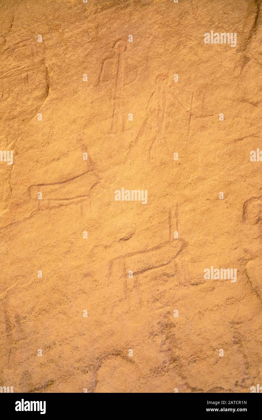Gravures rupestres d'antilope d'oryx et de figures humaines armées sur une falaise de grès de la période égyptienne à la fin de l'âge de bronze. Timna Park, désert du Néguev Banque D'Images