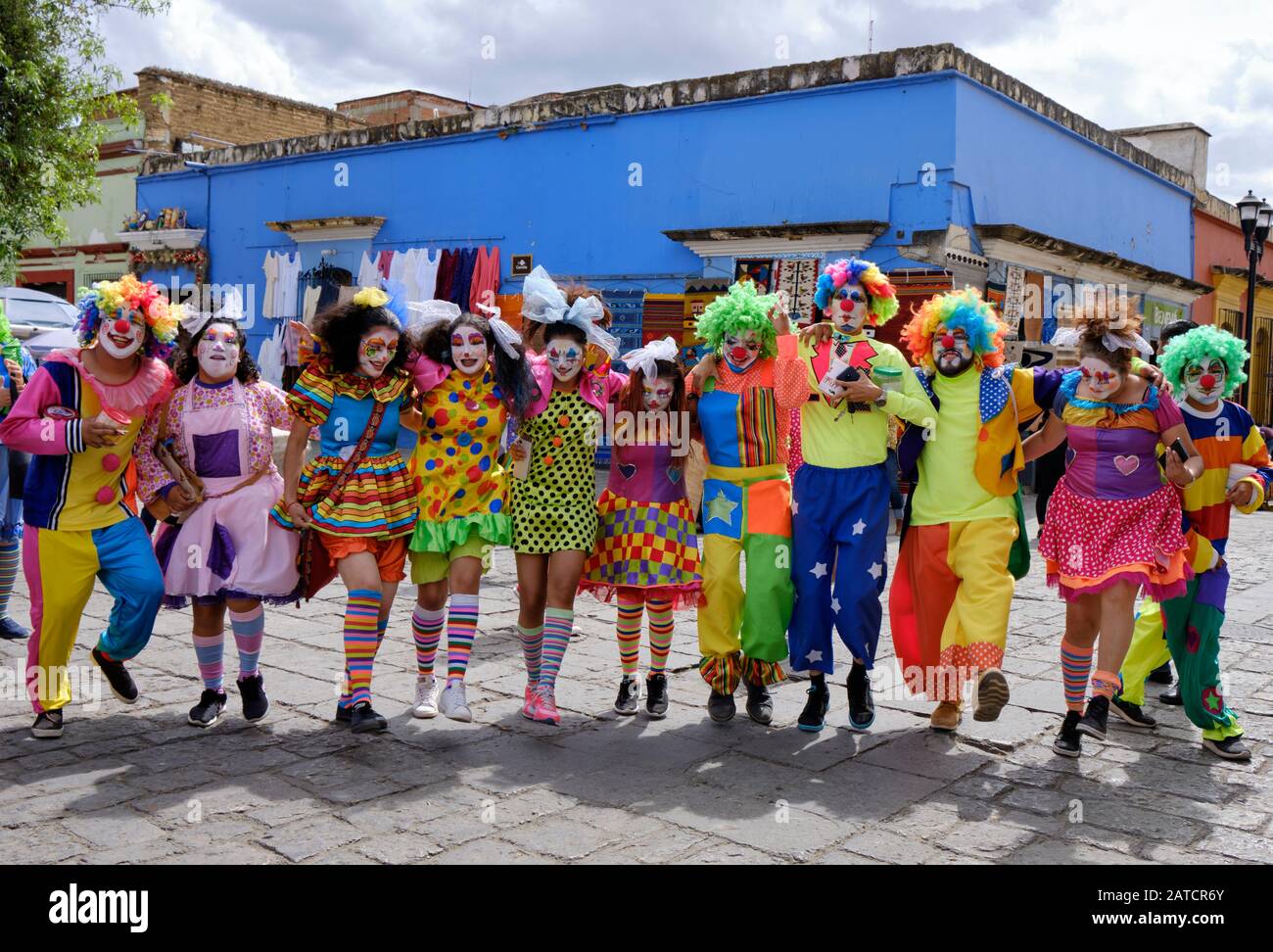Alignement de clowns dans la vieille ville coloniale d'Oaxaca, au Mexique Banque D'Images