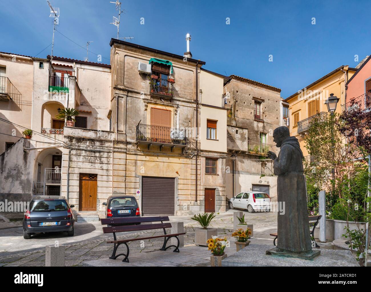 Statue de Padre Pio (Saint Pio) dans le centre historique de Caulonia, Calabre, Italie Banque D'Images