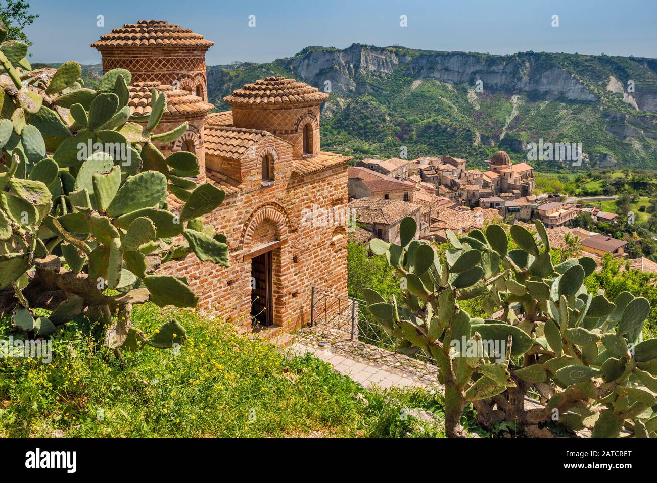 Cattolica di 20/410, 9e siècle, l'église, de style byzantin, Prickly Pear Cactus, en 20/410, Calabre, Italie Banque D'Images