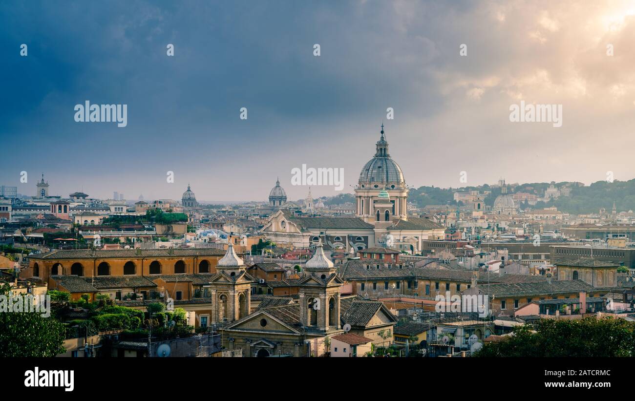 Vue sur les toits de Rome sous un ciel orageux de Terrazza del Pincio Banque D'Images