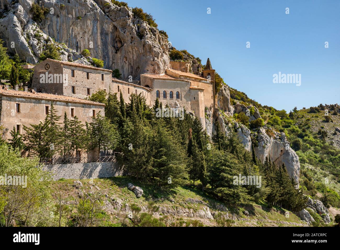 Sanctuaire de Santa Maria delle Armi, style roman, près de la ville de Cerchiara di Calabria, Polinno Massif, Apennines du Sud, Calabre, Italie Banque D'Images