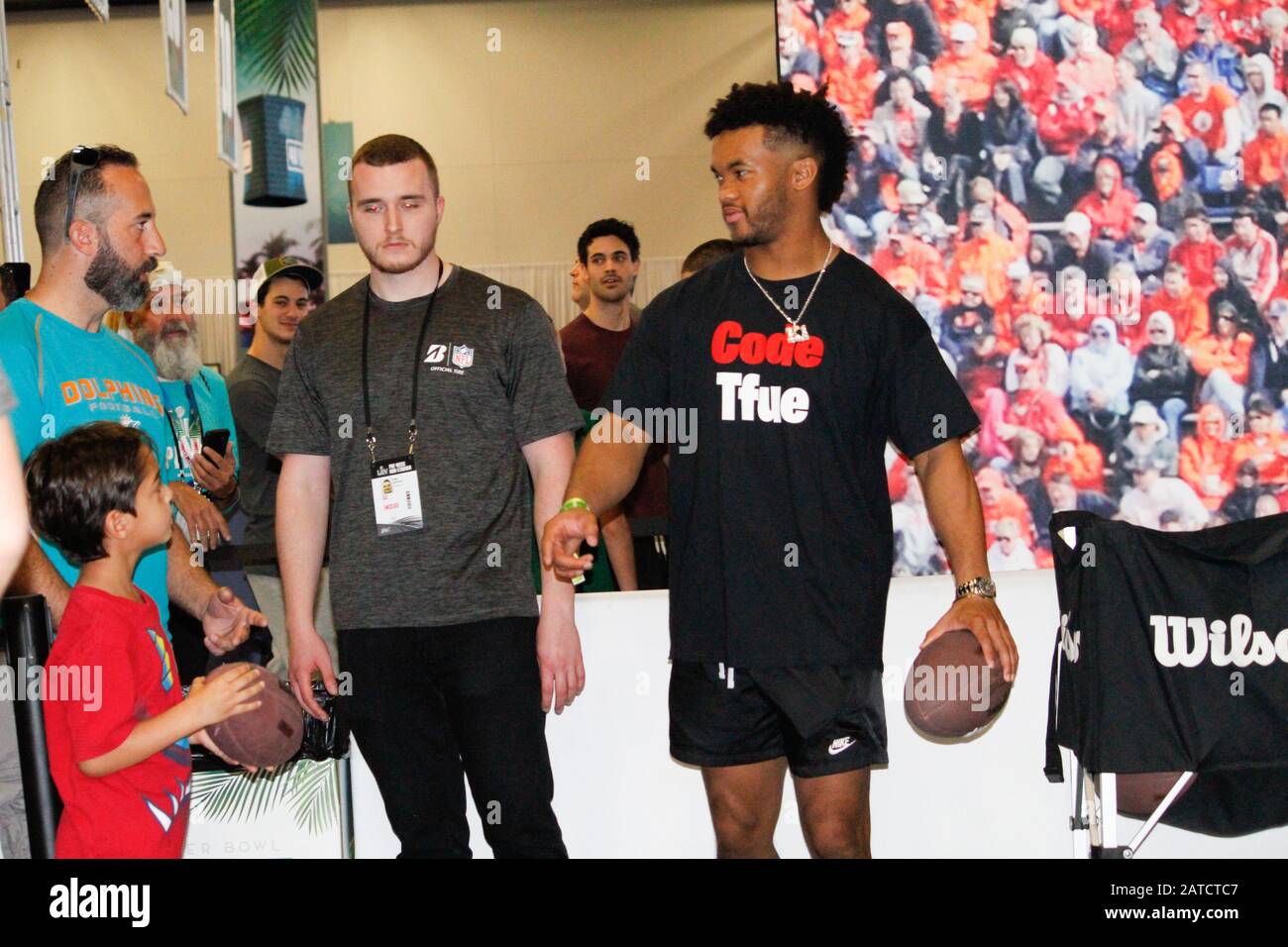 Miami, États-Unis. 01 février 2020. Le joueur de Kyler Murray des cardinaux de l'Arizona pendant l'expérience live de superbowl où les fans ont l'occasion de voir et de recevoir des autographes de certains joueurs de football américains et également de participer à certains jeux, quiz et obtenir des prix ce samedi (01) veille du jeu de superbowl 2020. (Photo De Niyi Fate/Thenews2/Pacific Press) Crédit: Pacific Press Agency/Alay Live News Banque D'Images
