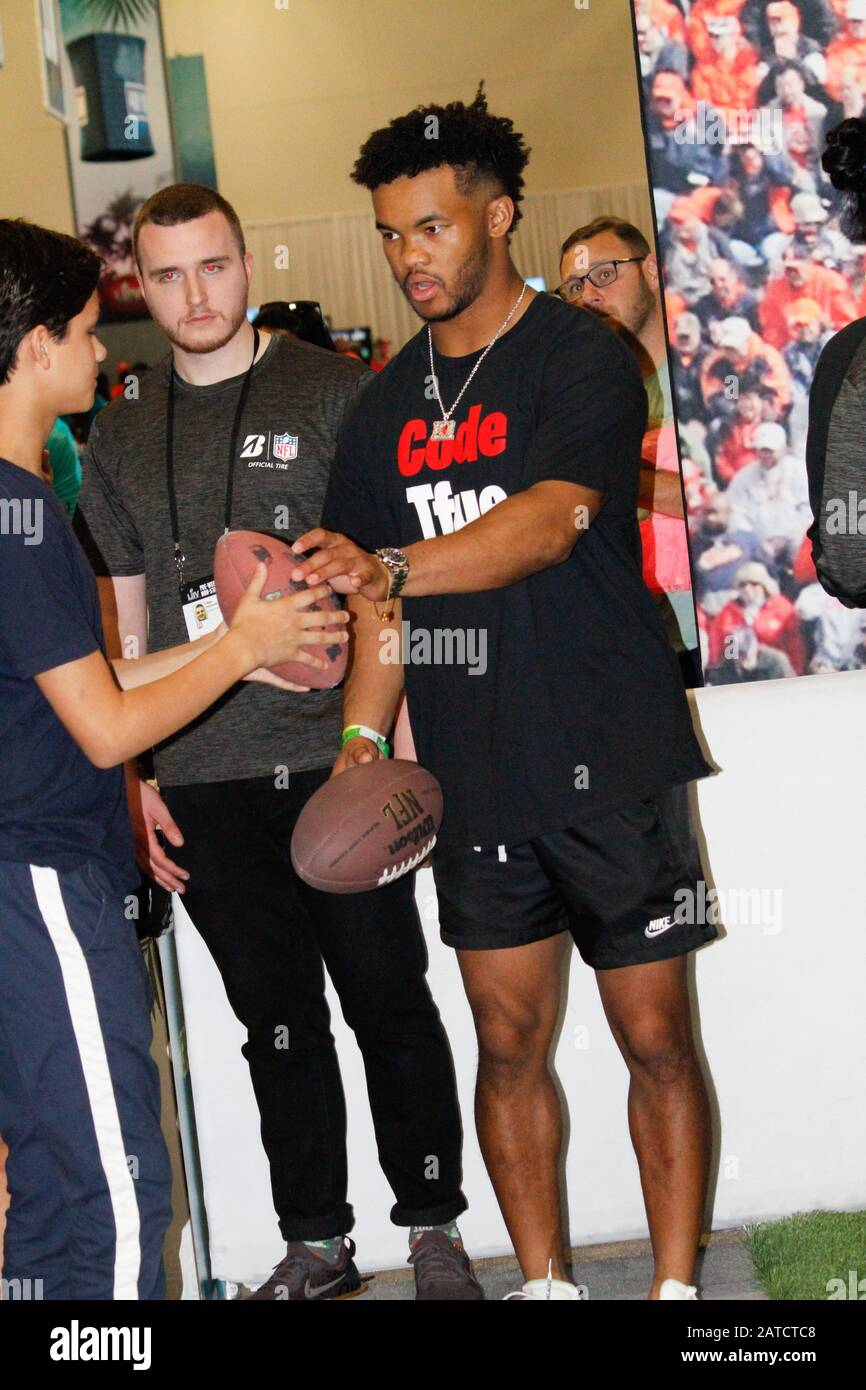 Miami, États-Unis. 01 février 2020. Le joueur de Kyler Murray des cardinaux de l'Arizona pendant l'expérience live de superbowl où les fans ont l'occasion de voir et de recevoir des autographes de certains joueurs de football américains et également de participer à certains jeux, quiz et obtenir des prix ce samedi (01) veille du jeu de superbowl 2020. (Photo De Niyi Fate/Thenews2/Pacific Press) Crédit: Pacific Press Agency/Alay Live News Banque D'Images