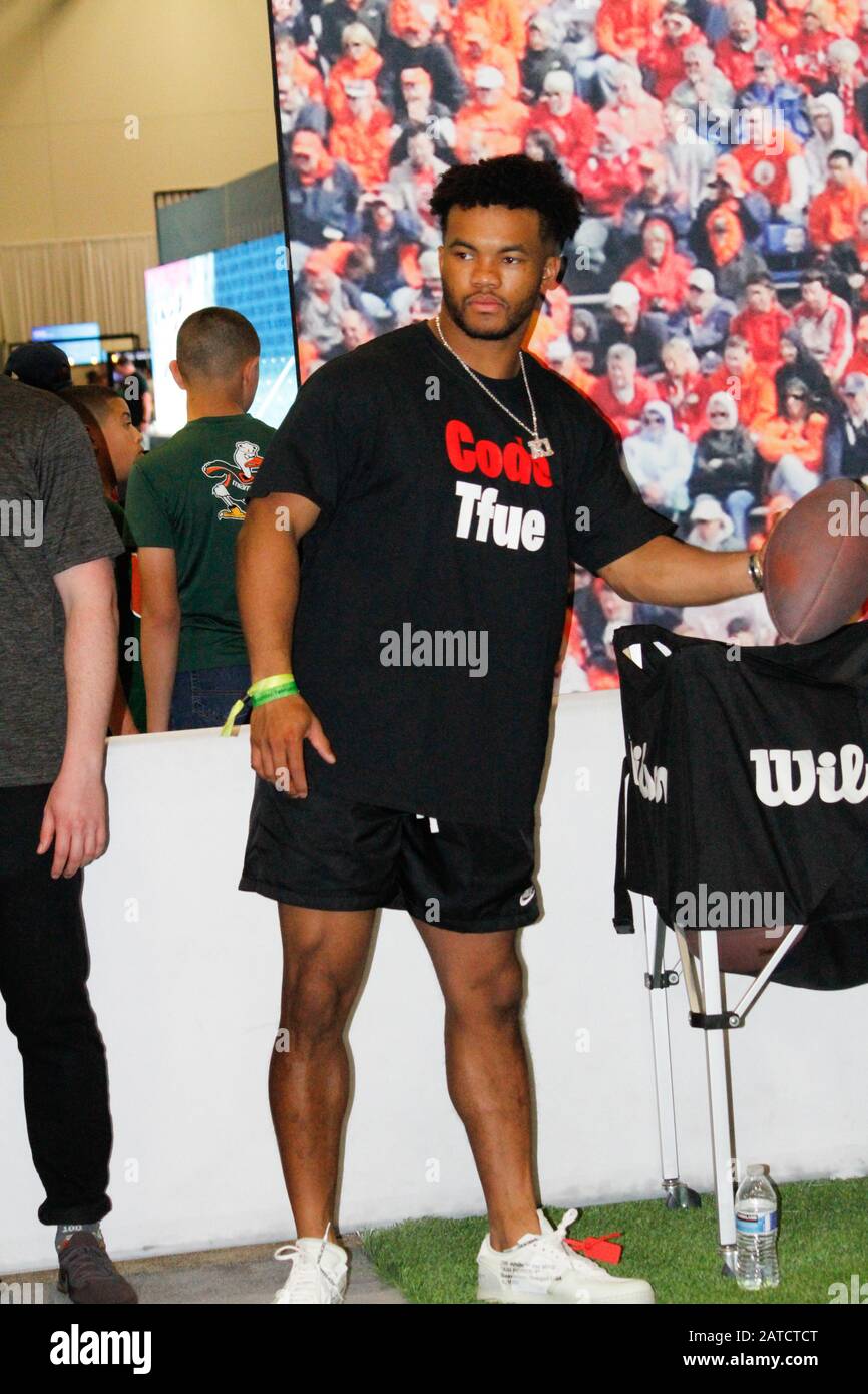 Miami, États-Unis. 01 février 2020. Le joueur de Kyler Murray des cardinaux de l'Arizona pendant l'expérience live de superbowl où les fans ont l'occasion de voir et de recevoir des autographes de certains joueurs de football américains et également de participer à certains jeux, quiz et obtenir des prix ce samedi (01) veille du jeu de superbowl 2020. (Photo De Niyi Fate/Thenews2/Pacific Press) Crédit: Pacific Press Agency/Alay Live News Banque D'Images