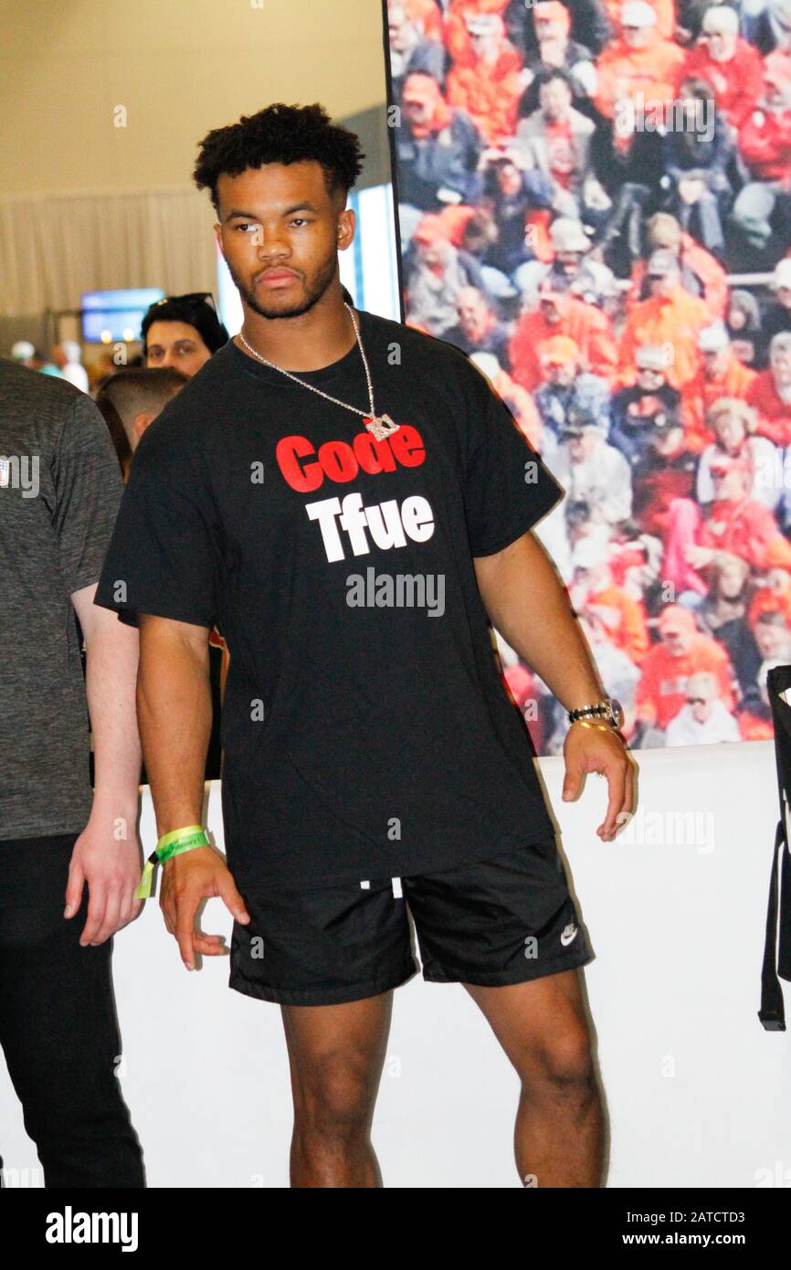 Miami, États-Unis. 01 février 2020. Le joueur de Kyler Murray des cardinaux de l'Arizona pendant l'expérience live de superbowl où les fans ont l'occasion de voir et de recevoir des autographes de certains joueurs de football américains et également de participer à certains jeux, quiz et obtenir des prix ce samedi (01) veille du jeu de superbowl 2020. (Photo De Niyi Fate/Thenews2/Pacific Press) Crédit: Pacific Press Agency/Alay Live News Banque D'Images