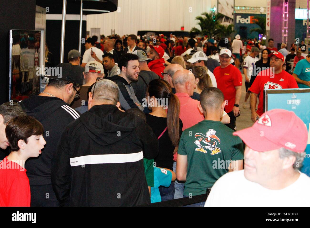 Miami, États-Unis. 01 février 2020. Le joueur de Kyler Murray des cardinaux de l'Arizona pendant l'expérience live de superbowl où les fans ont l'occasion de voir et de recevoir des autographes de certains joueurs de football américains et également de participer à certains jeux, quiz et obtenir des prix ce samedi (01) veille du jeu de superbowl 2020. (Photo De Niyi Fate/Thenews2/Pacific Press) Crédit: Pacific Press Agency/Alay Live News Banque D'Images