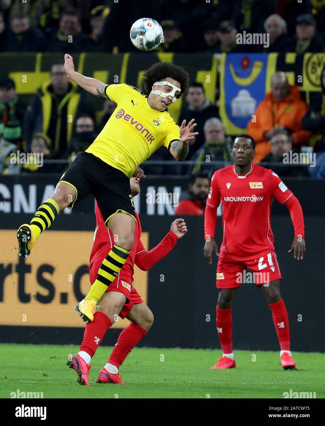 Dortmund, Allemagne. 1 févr. 2020. Axel Witsel (devant) de Dortmund rivalise lors d'un match de Bundesliga allemand entre Borussia Dortmund et FC Union Berlin à Dortmund, Allemagne, le 1er février 2020. Crédit: Joachim Bywaletz/Xinhua/Alay Live News Banque D'Images