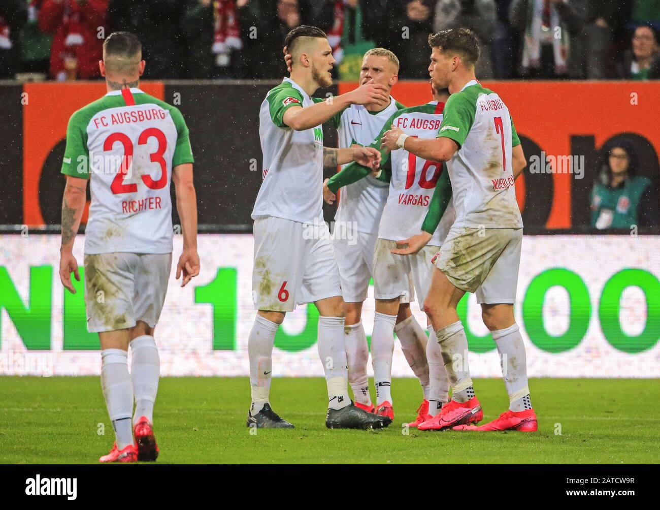 Augsbourg, Allemagne. 1 févr. 2020. Florian Niederlechner (1ère R) d'Augsbourg célèbre ses coéquipiers lors d'un match de Bundesliga allemand entre FC Augsburg et SV Werder Bremen à Augsburg, Allemagne, le 1er février 2020. Crédit: Philippe Ruiz/Xinhua/Alay Live News Banque D'Images