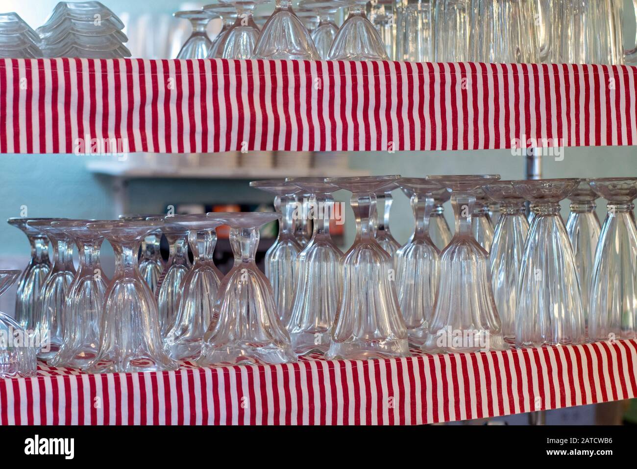 Etagères de plats à base de crème glacée à l'ancienne dans un salon de glace Banque D'Images