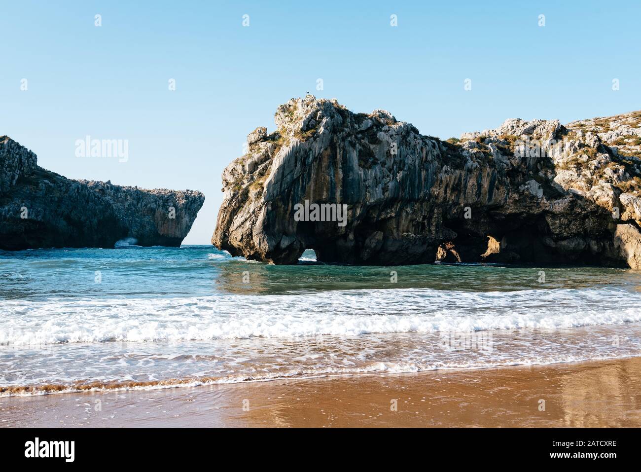 Vue imprenable sur les arches de roche naturelles dans l'océan une journée ensoleillée Banque D'Images