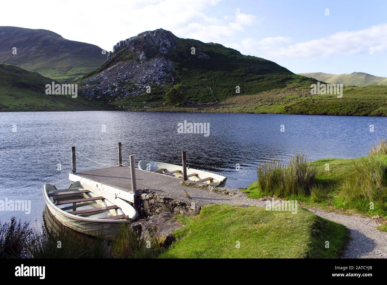 Photo panoramique de deux bateaux à un quai dans un réservoir du parc national de Snowdonia, pays de Galles Banque D'Images