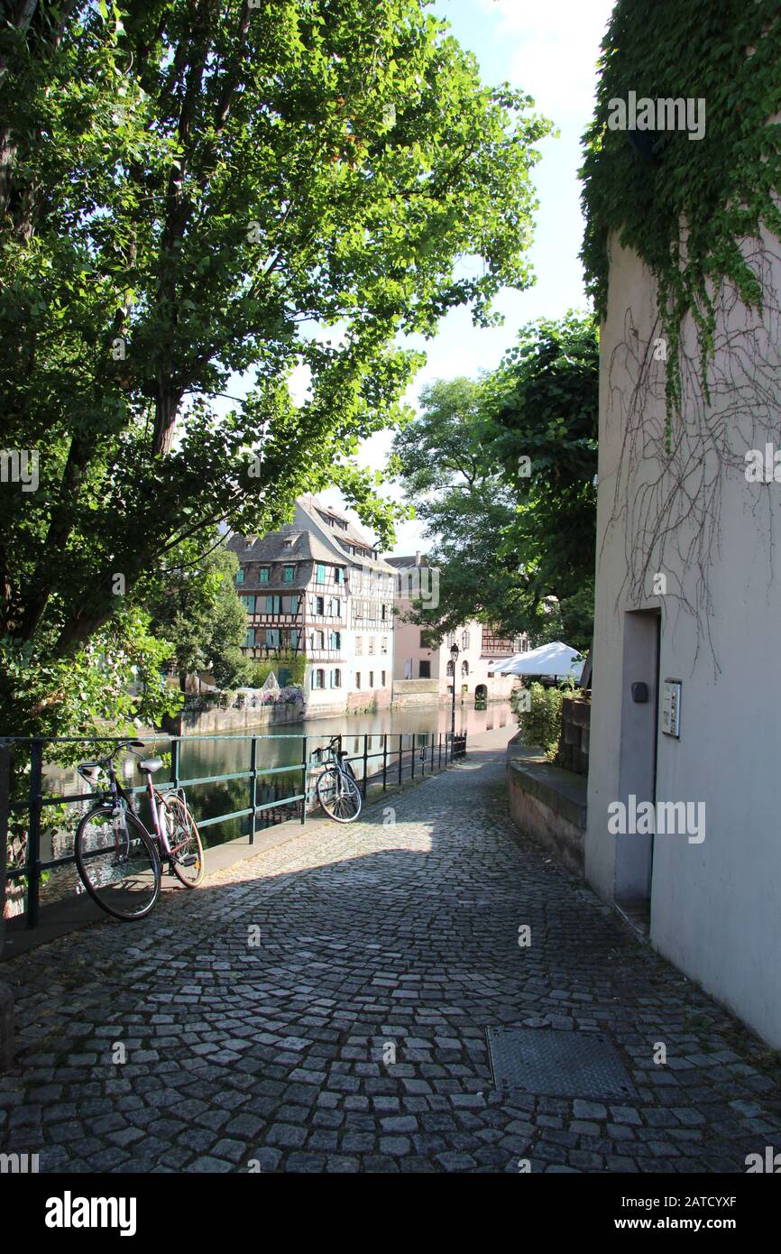 Photo verticale d'une route pavée au bord de la rivière à Strasbourg, France Banque D'Images