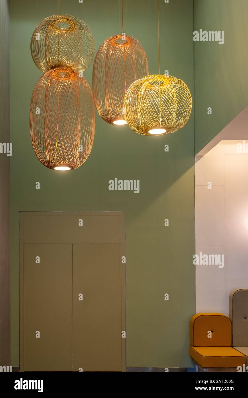 Vue verticale de deux paires de lampes décoratives suspendues au plafond Banque D'Images