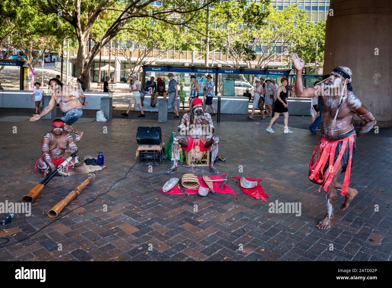 Sydney, Nouvelle-Galles du Sud, Australie le 1er février 2020 : un groupe d'Autochtones talentueux jouent des bâtons de bois et du didgeridoo pour les touristes à Circular Quay. Banque D'Images