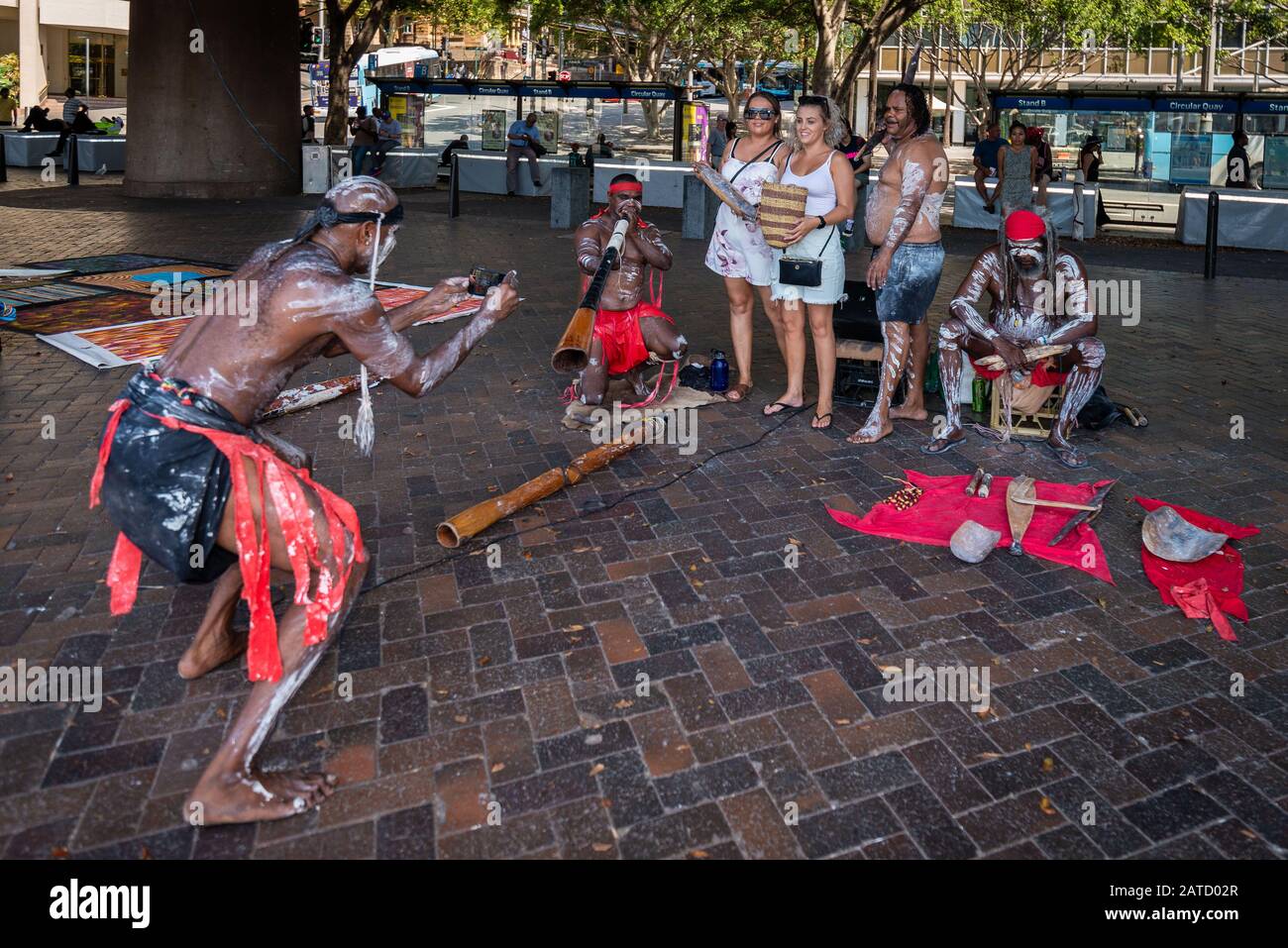 Sydney, Nouvelle-Galles du Sud, Australie le 1er février 2020 : un groupe d'Autochtones talentueux jouent des bâtons de bois et du didgeridoo pour les touristes à Circular Quay. Banque D'Images