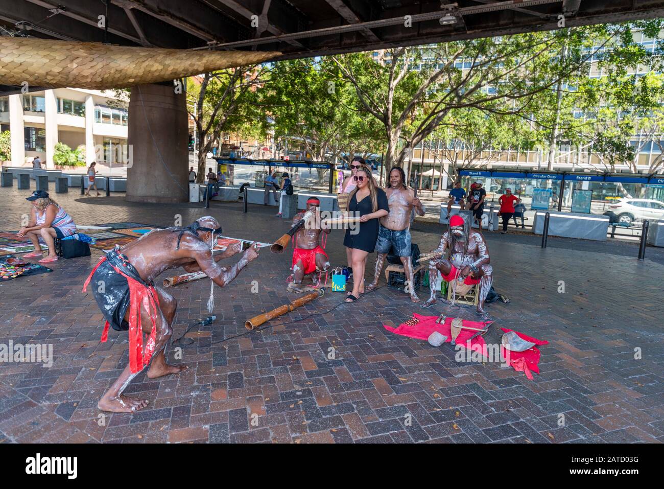 Sydney, Nouvelle-Galles du Sud, Australie le 1er février 2020 : un groupe d'Autochtones talentueux jouent des bâtons de bois et du didgeridoo pour les touristes à Circular Quay. Banque D'Images