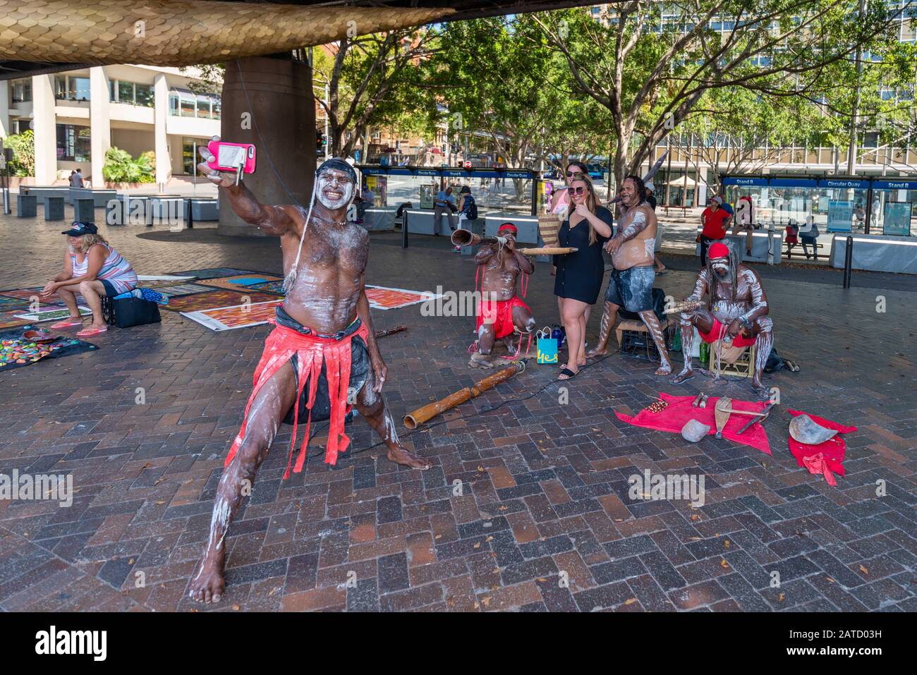 Sydney, Nouvelle-Galles du Sud, Australie le 1er février 2020 : un groupe d'Autochtones talentueux jouent des bâtons de bois et du didgeridoo pour les touristes à Circular Quay. Banque D'Images