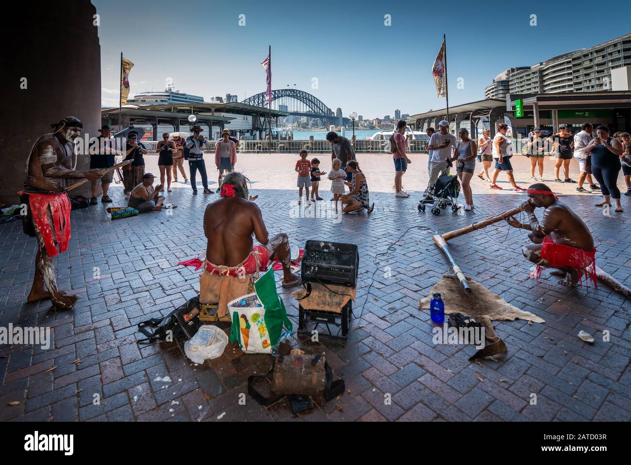 Sydney, Nouvelle-Galles du Sud, Australie le 1er février 2020 : un groupe d'Autochtones talentueux jouent des bâtons de bois et du didgeridoo pour les touristes à Circular Quay. Banque D'Images