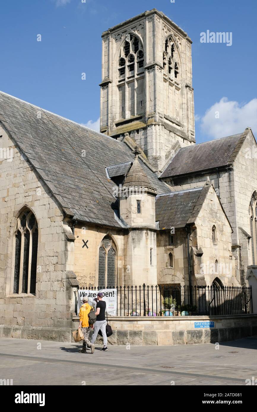 Église St Mary de Crypt dans le centre-ville de Gloucester avec la salle scolaire originale de l'école Crypt Banque D'Images