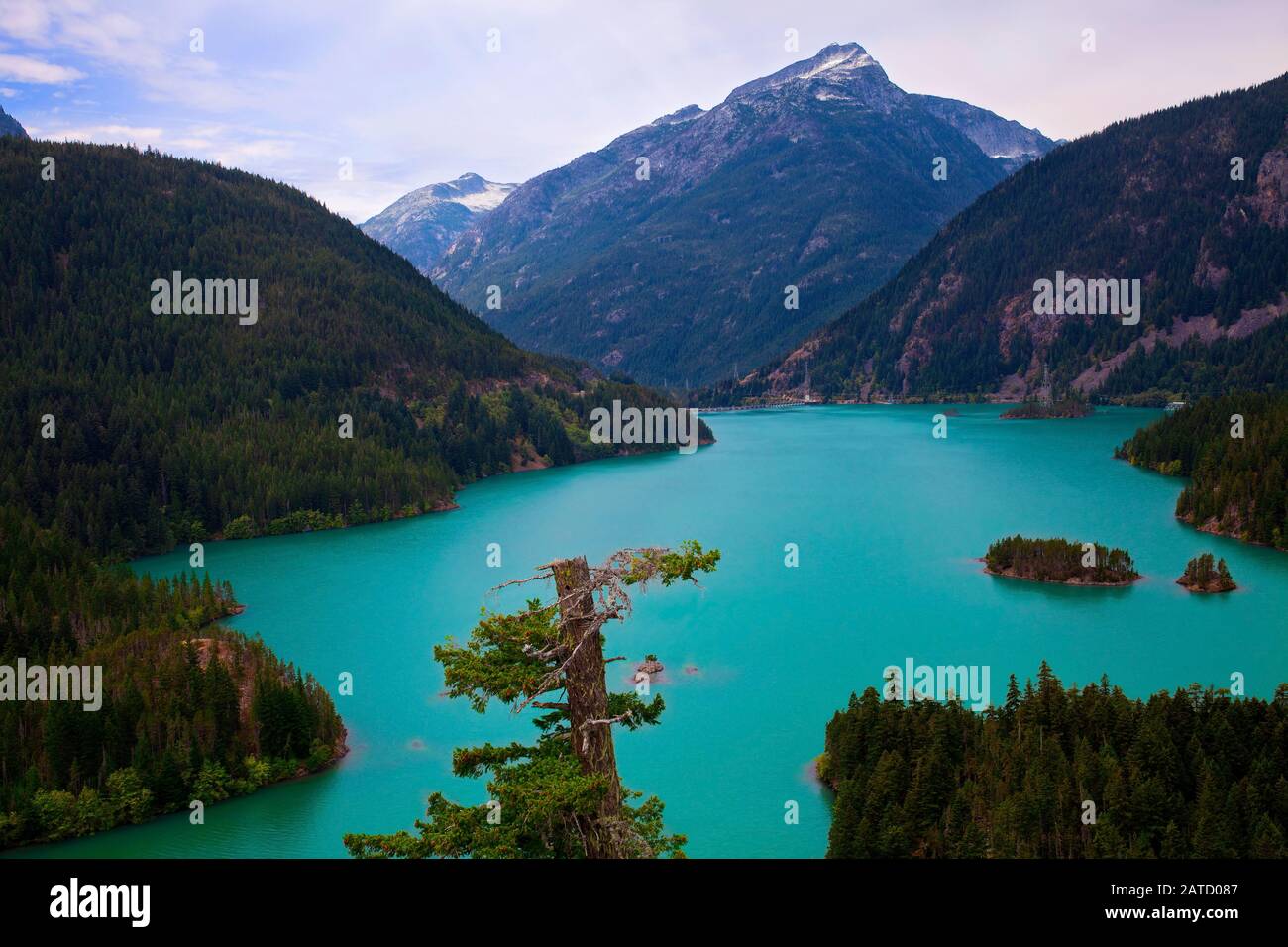 Diablo Lake, un réservoir dans les montagnes de North Cascade de l'État de Washington. La belle couleur turquoise du lac est causée par le limon glacial. Banque D'Images