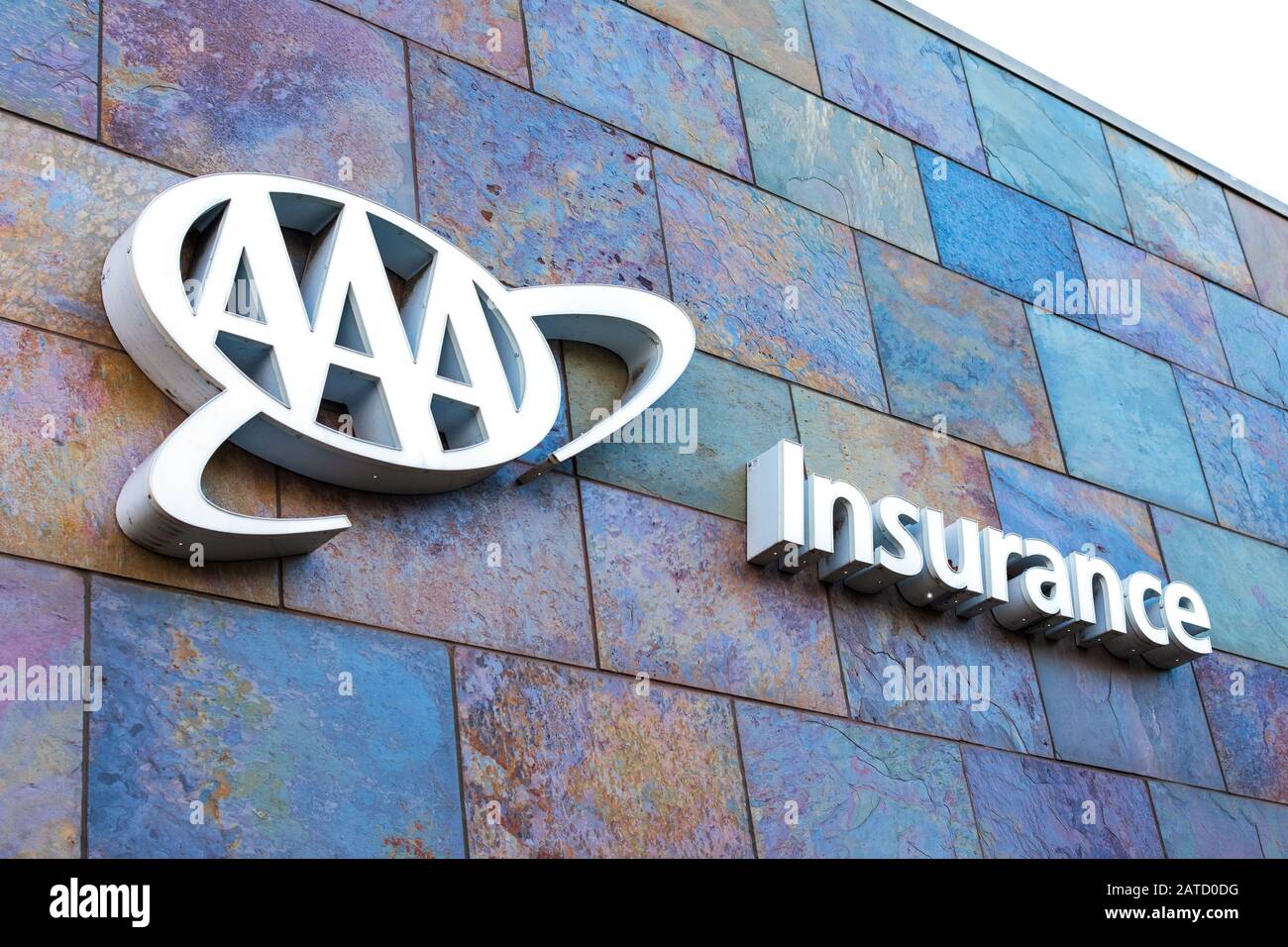 Logo AAA dans une succursale de l'American Automobile Association organisme privé membre à but non lucratif - Menlo Par Banque D'Images