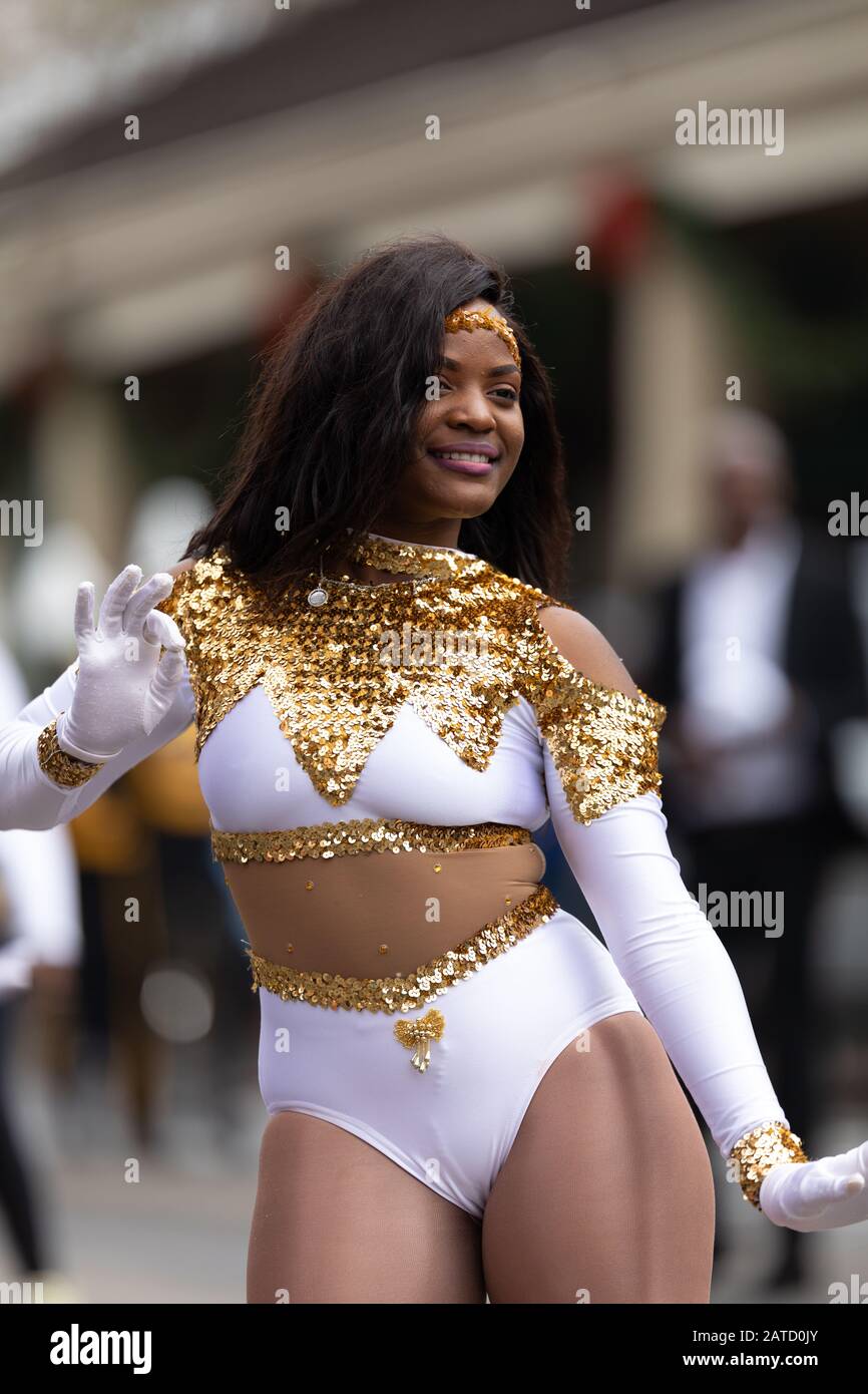 La Nouvelle-Orléans, Louisiane, États-Unis - 30 novembre 2019 : défilé classique de Bayou, danse de meneur afro-américain au défilé Banque D'Images