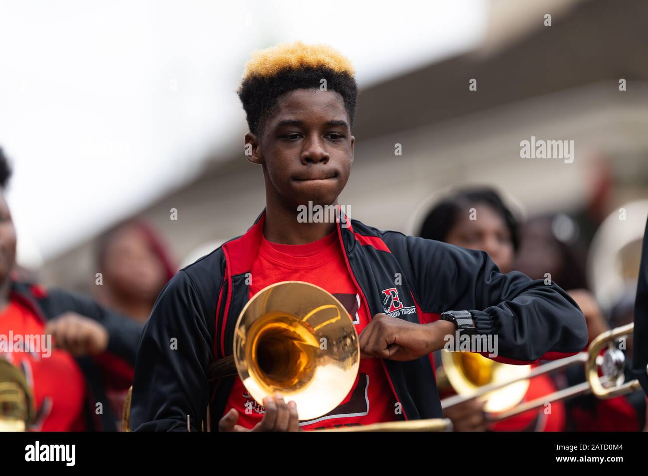 New Orleans, Louisiana, États-Unis - 30 novembre 2019 : défilé classique de Bayou, membres de l'East Nashville Magnet Soping Eagle Band se présentant au défilé Banque D'Images