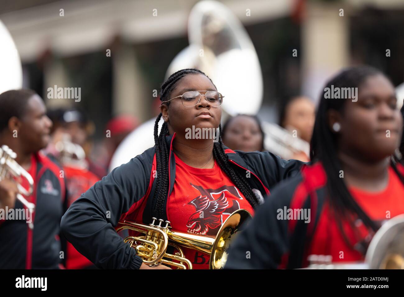 New Orleans, Louisiana, États-Unis - 30 novembre 2019 : défilé classique de Bayou, membres de l'East Nashville Magnet Soping Eagle Band se présentant au défilé Banque D'Images